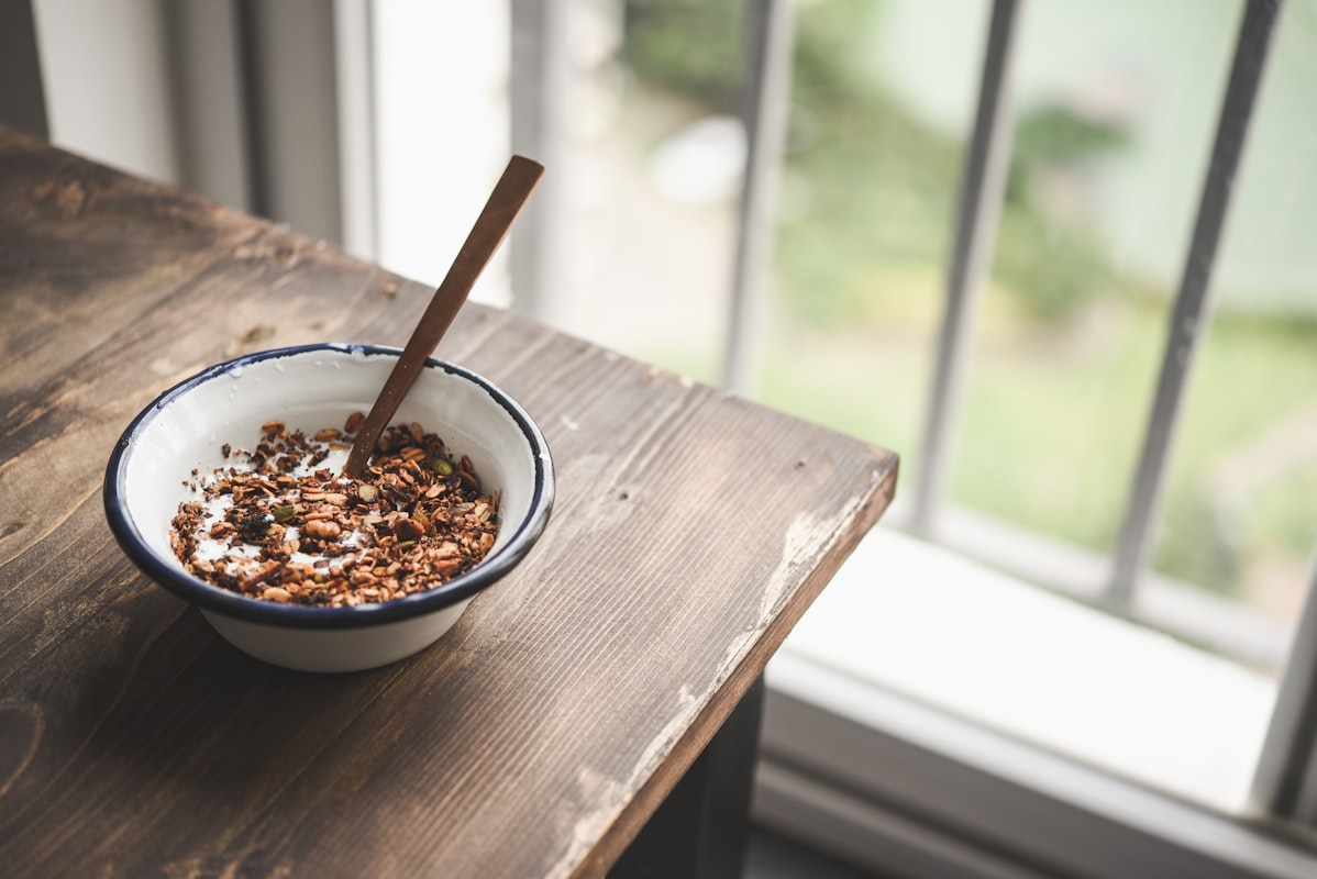 Gezonde ontbijt met vers fruit en voedingsmiddelen